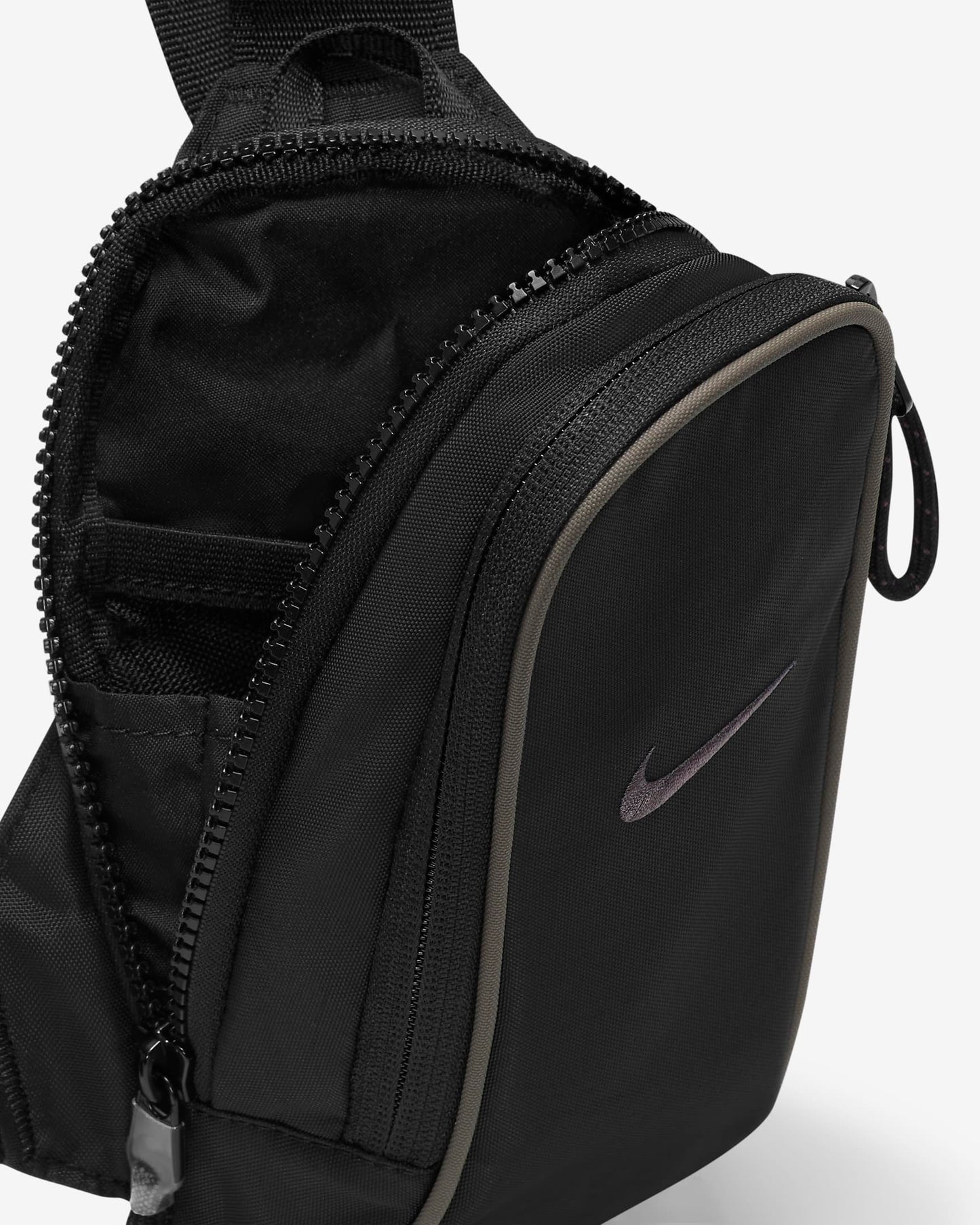 Nike Sportswear Essentials | Black