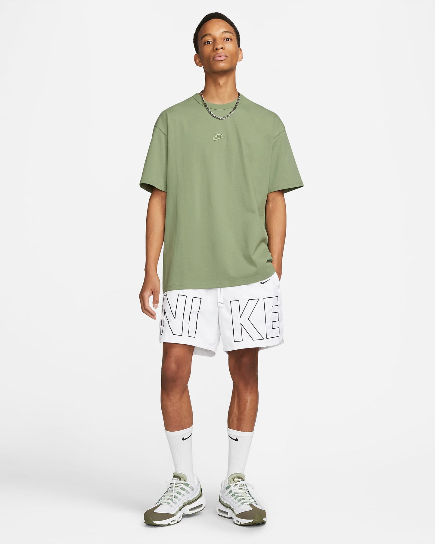 Nike Sportswear Premium Essentials | Oil Green