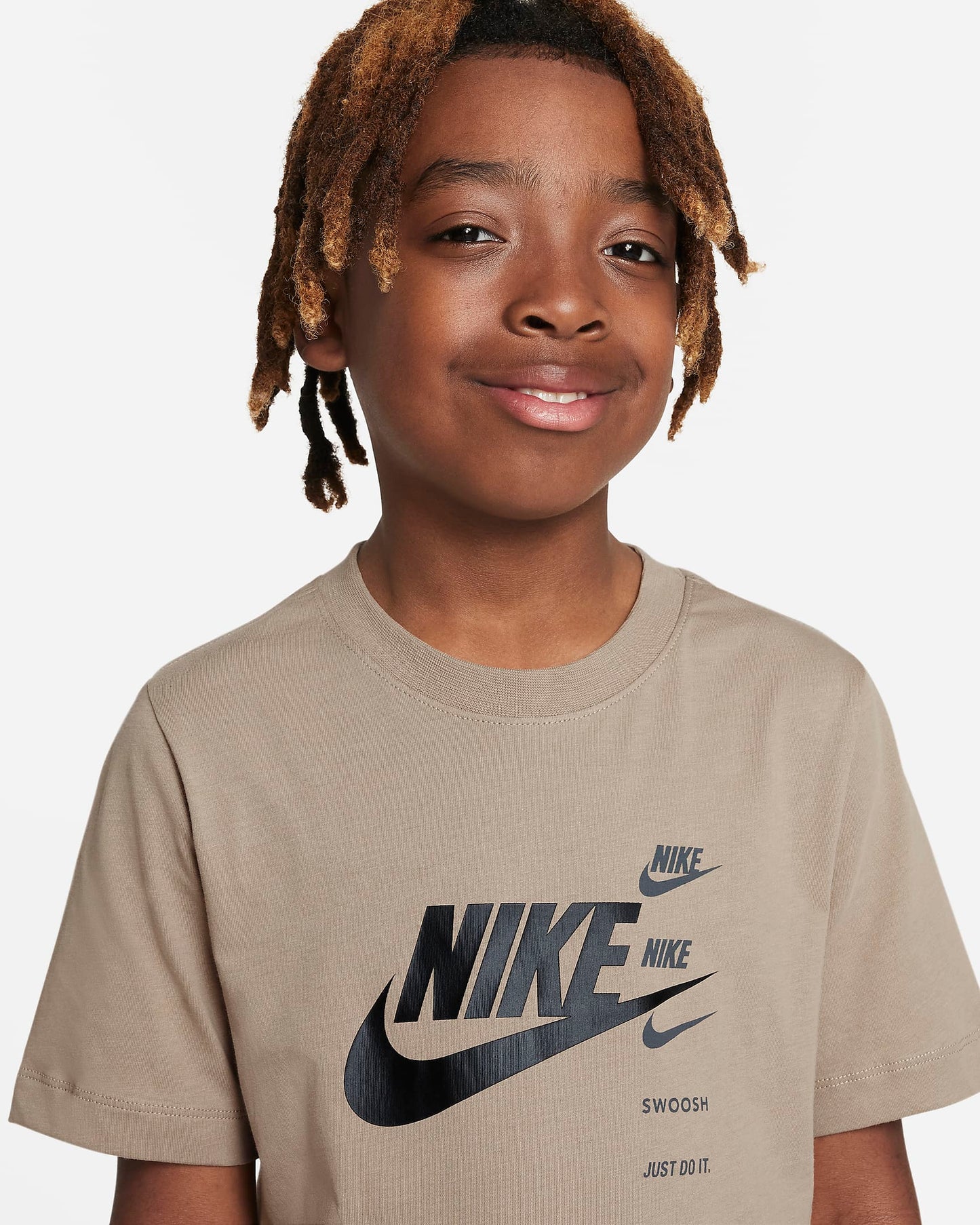 Nike Sportswear Standard Issue Older Kids' (Boys') T-Shirt | Khaki