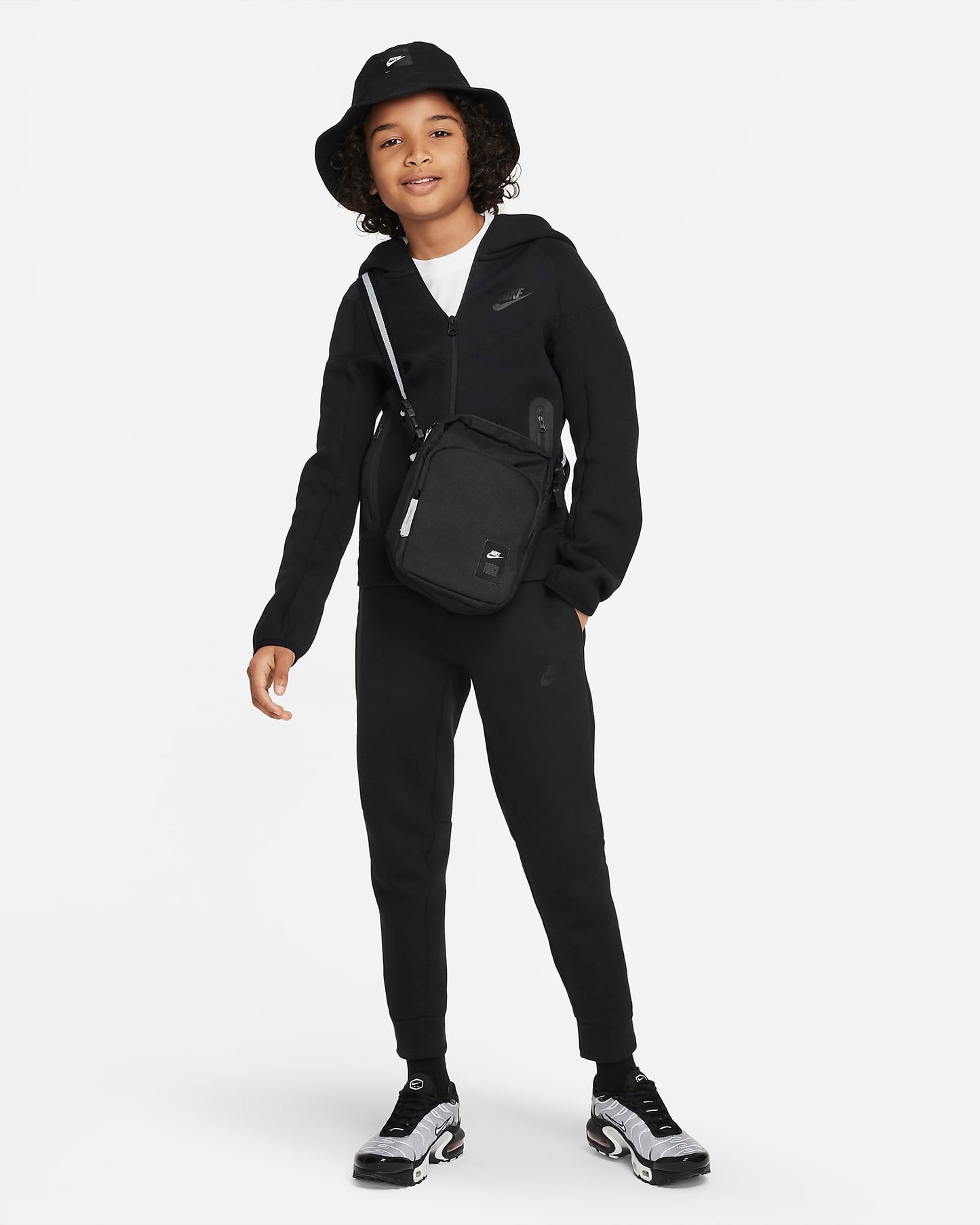 Nike Sportswear Tech Fleece Older Boys' Trousers | Black